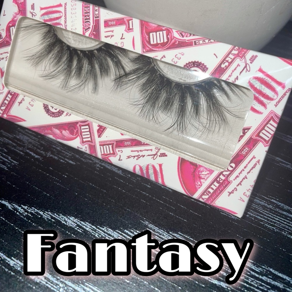 Lashes available for purchase !